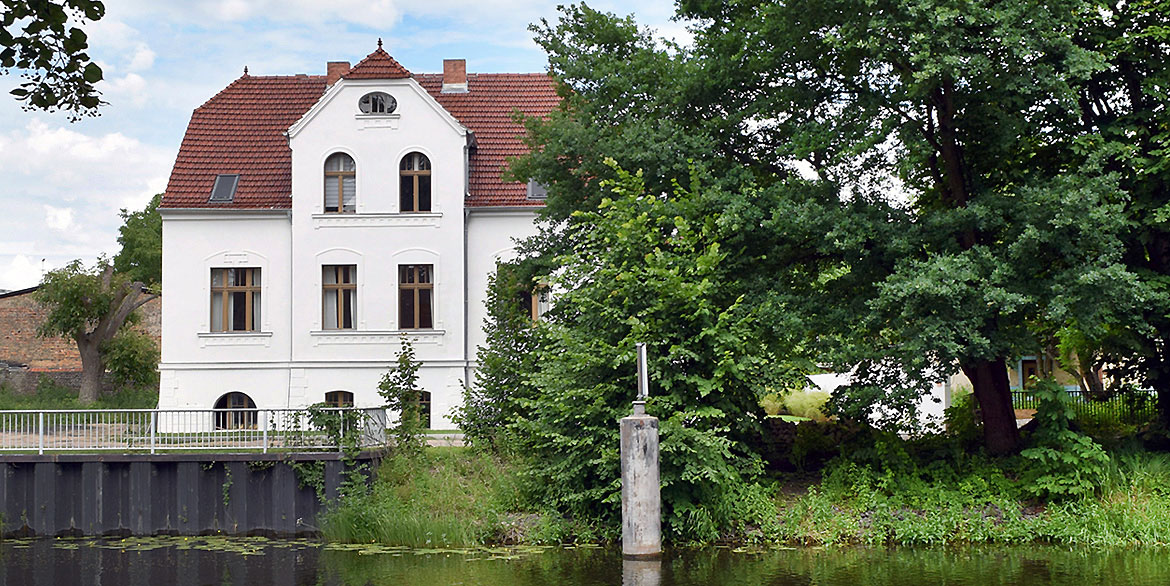 Sicht auf die Villa Veda von der Havel aus
